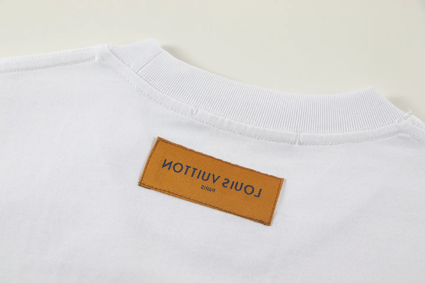 🅿️160 louis vuitto*2026 latest short-sleeved T-shirt Material: Made of high version 300g double yarn combed cotton Size: S M L XL Color: black and white Style number: W2609